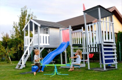 Medinis vaikų žaidimų namelis "Spinduliukas" su dvigubomis sūpynėmis - Image 9