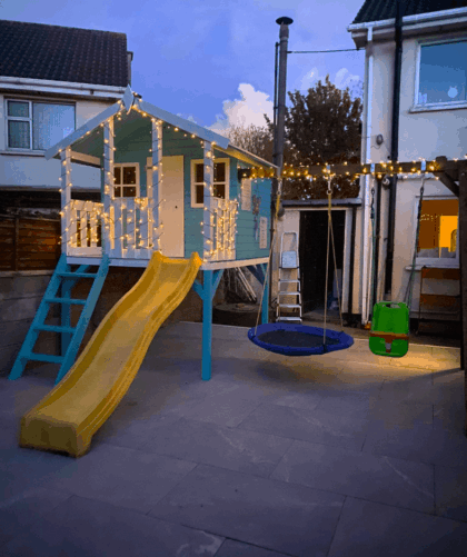 Medinis vaikų žaidimų namelis "Spinduliukas" su dvigubomis sūpynėmis - Image 7