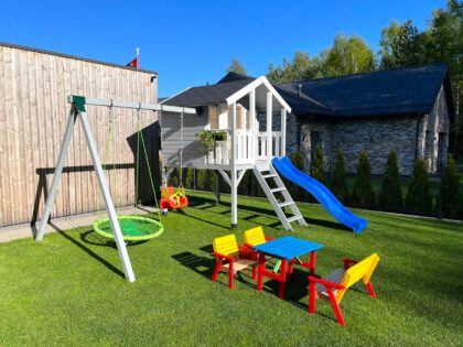 Medinis vaikų žaidimų namelis "Spinduliukas" su dvigubomis sūpynėmis - Image 4