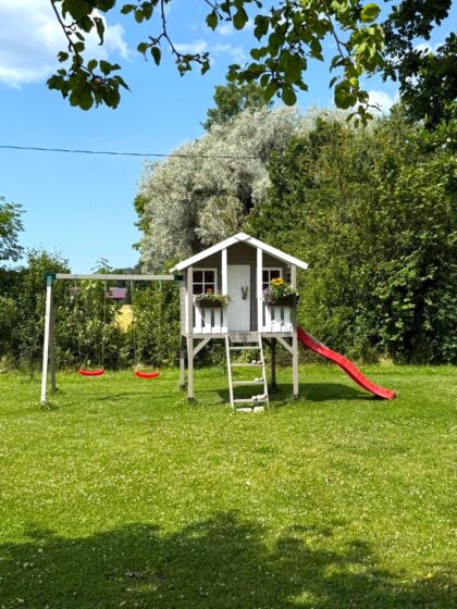 Medinis vaikų žaidimų namelis "Spinduliukas" su dvigubomis sūpynėmis - Image 3