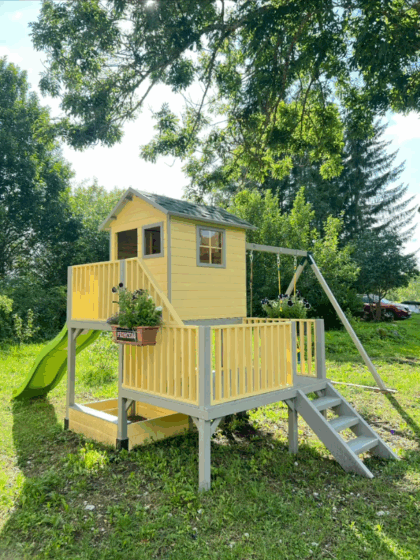 Medinis vaikų žaidimų namelis "Koriukas" su dvigubomis sūpynėmis - Image 4