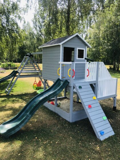 Medinis vaikų žaidimų namelis "Koriukas" su sūpynėmis - Image 15