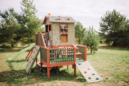 Medinis vaikų žaidimų namelis "Koriukas" su sūpynėmis - Image 8