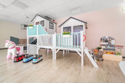 Medinis vaikų žaidimų namelis "Koriukas" su sūpynėmis - Image 9