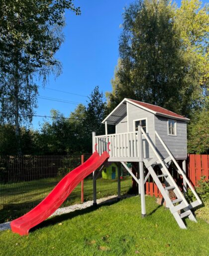 Medinis vaikų žaidimų namelis "Didysis Gandriukas" su dvigubomis sūpynėmis - Image 5