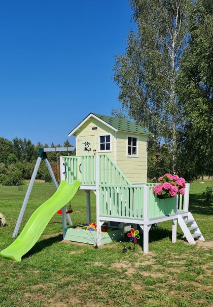 Medinis vaikų žaidimų namelis "Koriukas" su sūpynėmis - Image 4