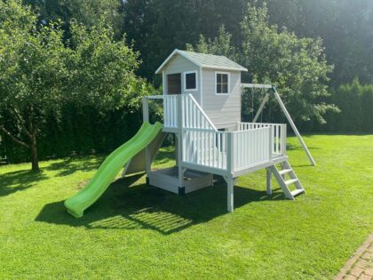 Medinis vaikų žaidimų namelis "Koriukas" su dvigubomis sūpynėmis - Image 7