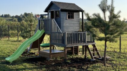 Medinis vaikų žaidimų namelis "Koriukas" su dvigubomis sūpynėmis - Image 16