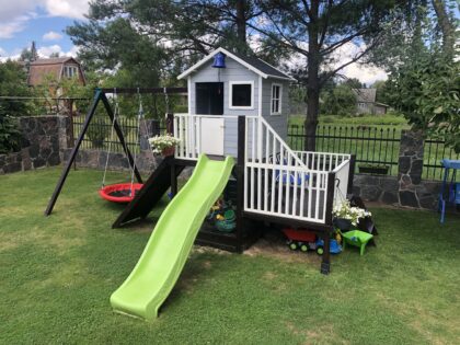 Medinis vaikų žaidimų namelis "Koriukas" su dvigubomis sūpynėmis - Image 18