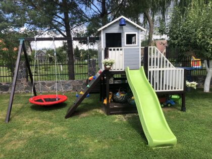 Medinis vaikų žaidimų namelis "Koriukas" su dvigubomis sūpynėmis - Image 19