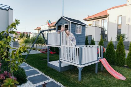 Medinis vaikų žaidimų namelis "Koriukas" su dvigubomis sūpynėmis - Image 15