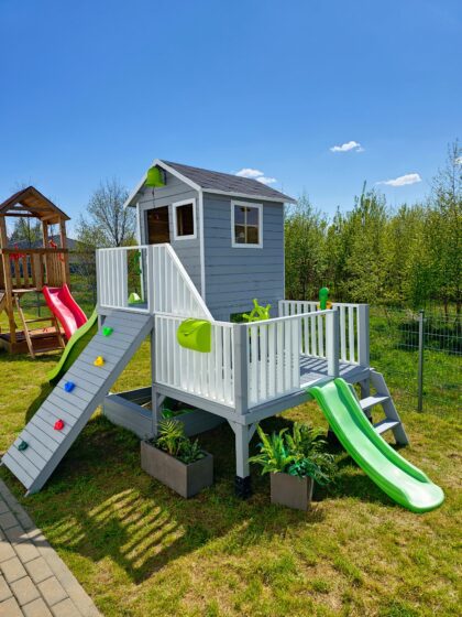 Medinis vaikų žaidimų namelis "Koriukas" su dvigubomis sūpynėmis - Image 3