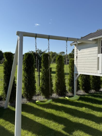 Medinis vaikų žaidimų namelis "Spinduliukas" su dvigubomis sūpynėmis - Image 11