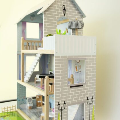 Medinis lėlių namelis su sodu „Rugiagėlė“