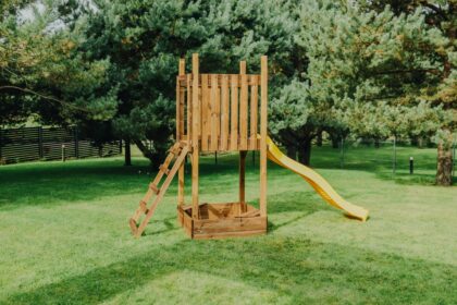 medinis vaikų žaidimų bokštelis hatis „saku“