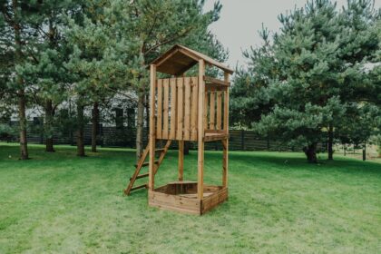 medinis vaikų žaidimų bokštelis hatis „kata“