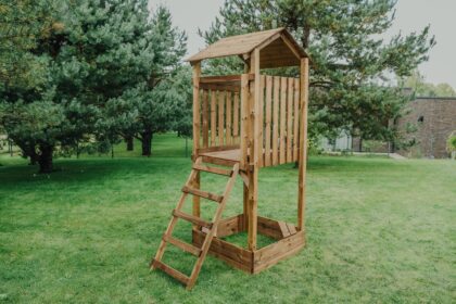 medinis vaikų žaidimų bokštelis hatis „kata“