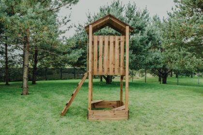 medinis vaikų žaidimų bokštelis hatis „kata“