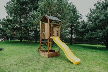 medinis vaikų žaidimų bokštelis hatis „kata“