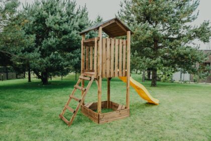 medinis vaikų žaidimų bokštelis hatis „kata“