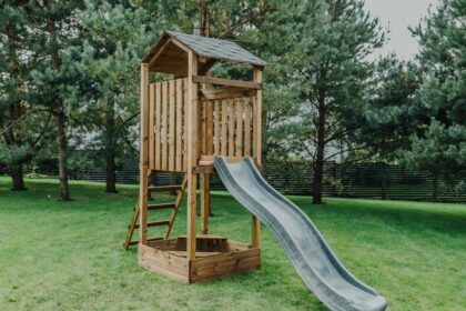 medinis vaikų žaidimų bokštelis hatis „kata“