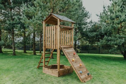 medinis vaikų žaidimų bokštelis hatis „kata“