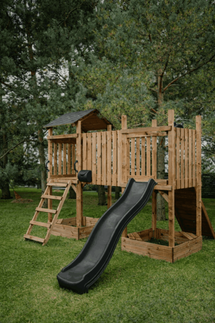 medinė vaikų žaidimų aikštelė hatis „rene“