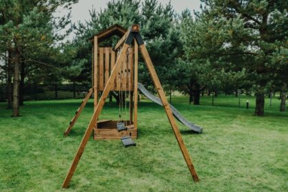 medinė vaikų žaidimų aikštelė hatis „kona“ su priedais, antracito