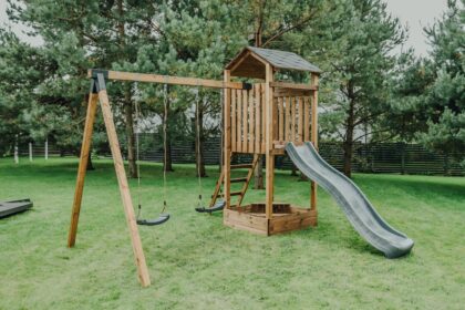 medinė vaikų žaidimų aikštelė hatis „kona“ su priedais, antracito