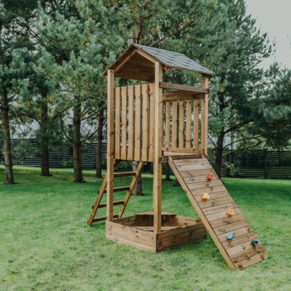 medinė laipiojimo sienelė hatis su 5 kybiais